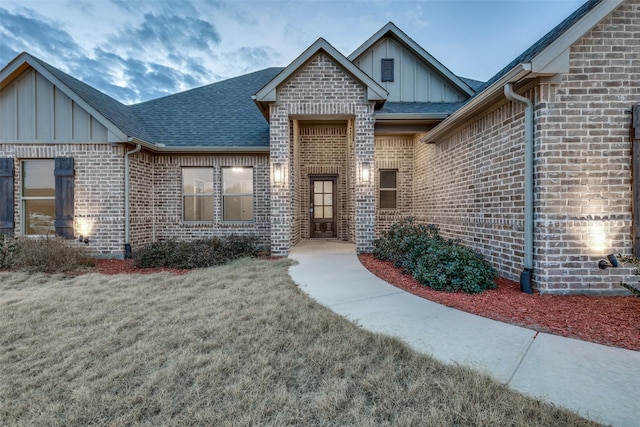 view of front of property featuring a front yard