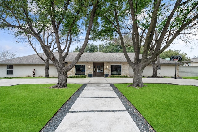 ranch-style home featuring a front lawn