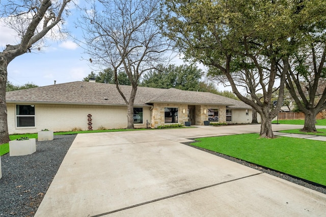 ranch-style house featuring a front lawn