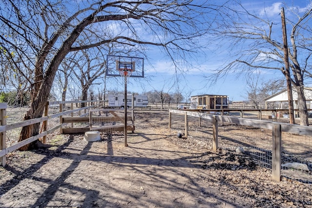 view of yard featuring an outbuilding