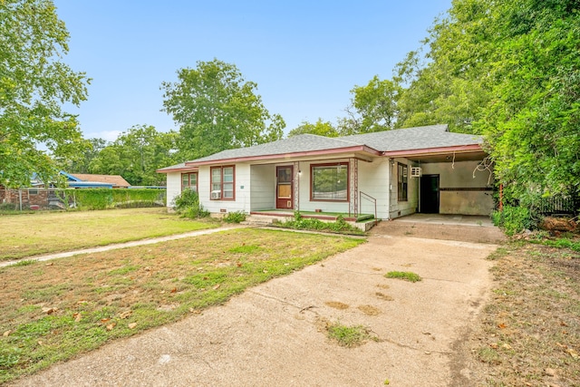 view of front of house featuring a carport and a front lawn