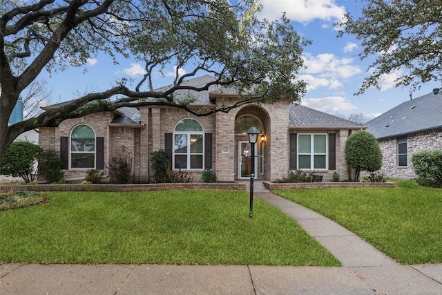 view of front facade with a front lawn