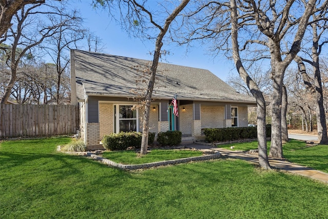 view of front of property featuring a front yard