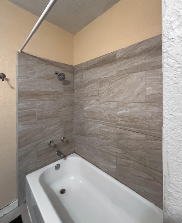 bathroom featuring tiled shower / bath combo