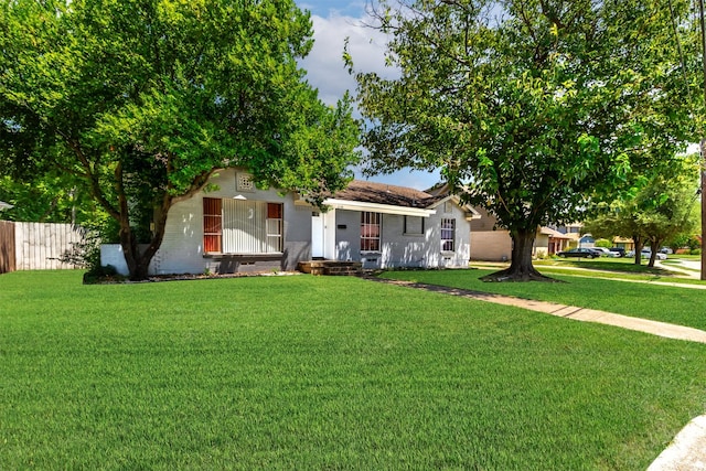 view of front of property featuring a front lawn