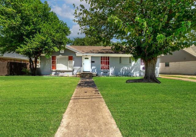 ranch-style home featuring a front lawn