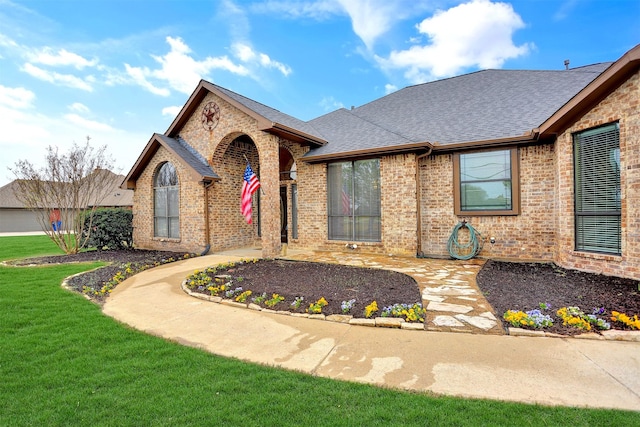 view of front of house featuring a front lawn