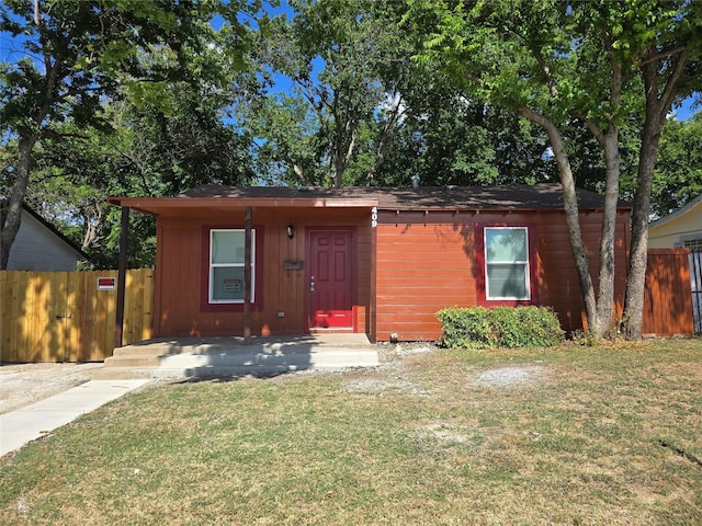 single story home with a front yard