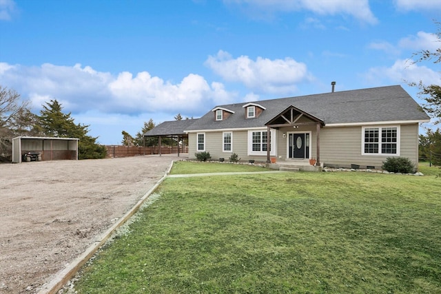 view of front of property featuring a front lawn