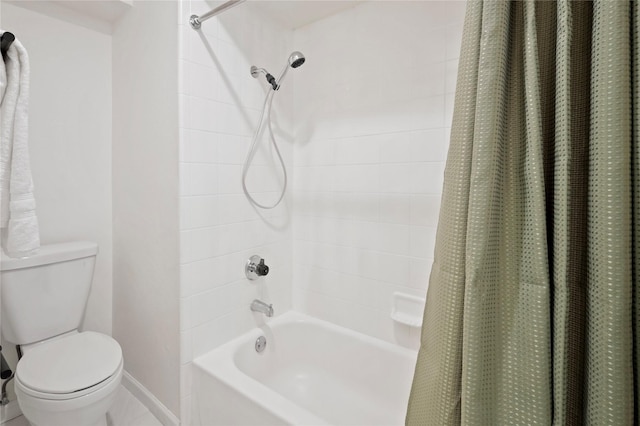 bathroom featuring toilet and shower / tub combo