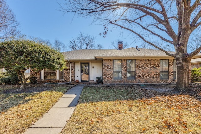 ranch-style home featuring a front lawn