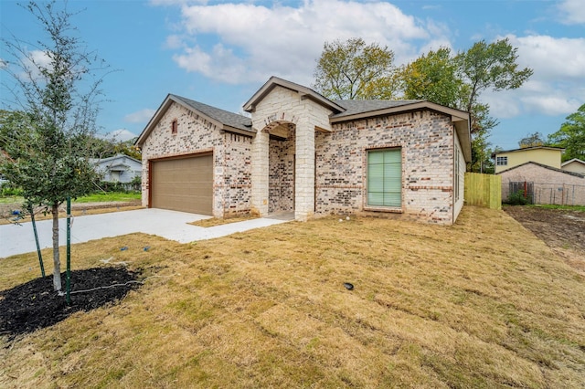 view of front of house featuring a garage and a front yard