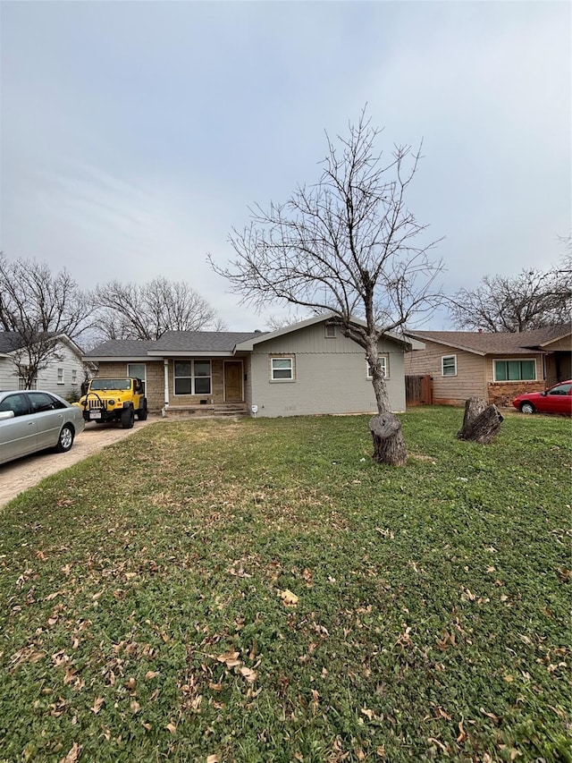 single story home with a front lawn