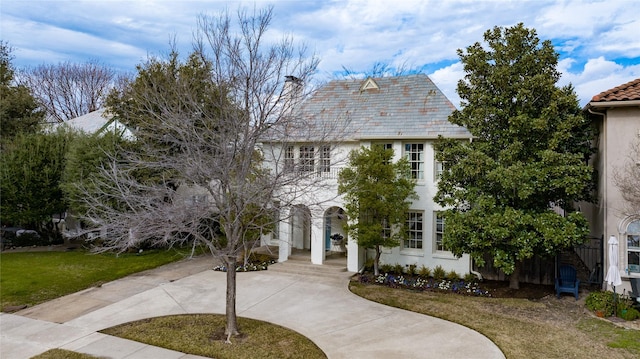 view of front of house with a front lawn