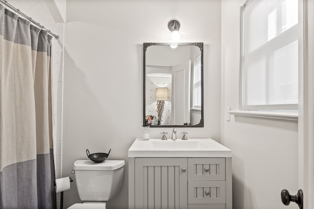 bathroom with vanity, curtained shower, and toilet