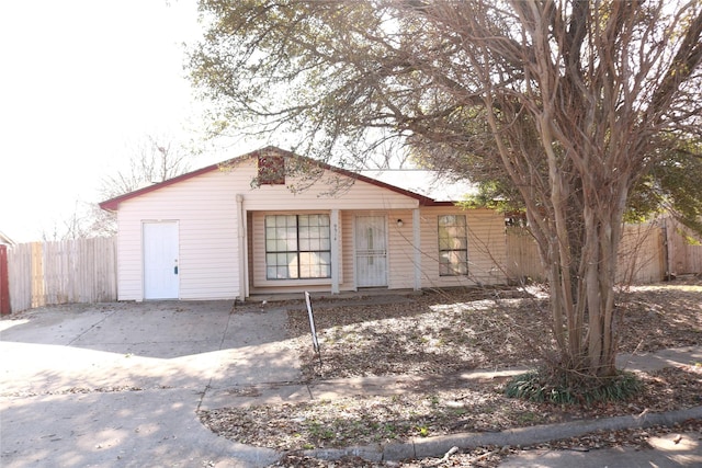 view of front facade with fence