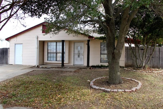9514 Zelkova Cir, Dallas, TX 75249 - view of front of home featuring fence