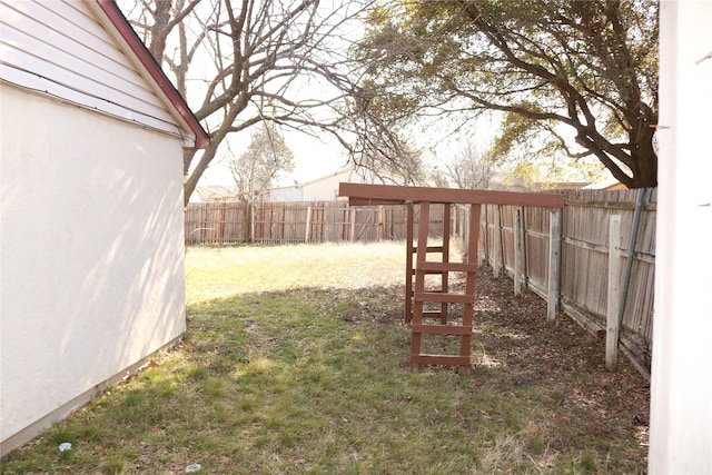9514 Zelkova Cir, Dallas, TX 75249 - view of yard featuring a fenced backyard