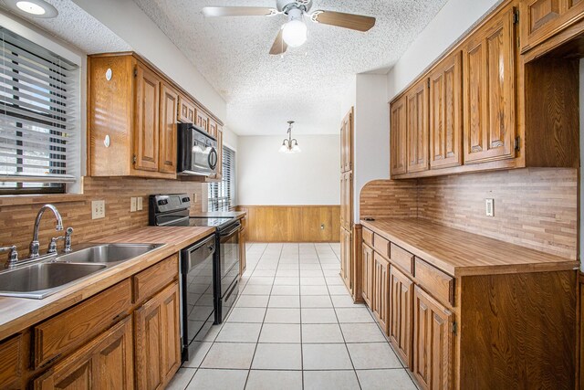 spare room with ceiling fan, a textured ceiling, and carpet