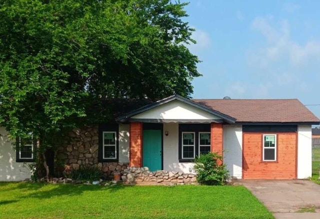 view of front of home with a front lawn