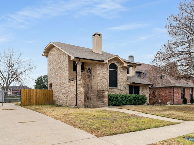 view of front of home featuring a front yard