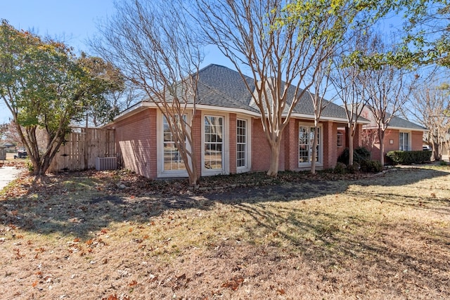 view of front facade with a front yard