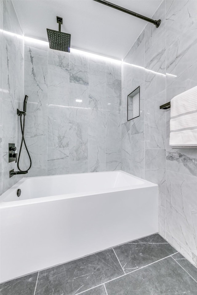 bathroom featuring tiled shower / bath