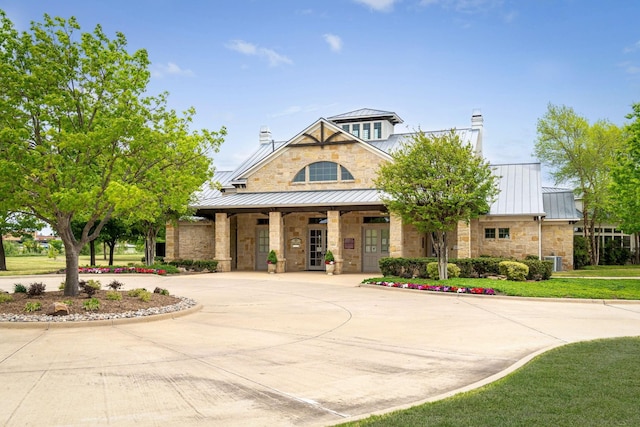 view of front facade featuring a front yard