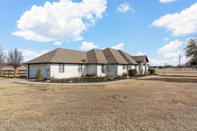 view of front of home featuring a front yard