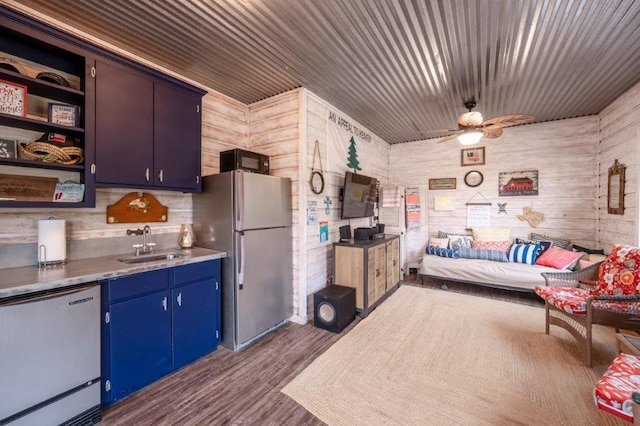 kitchen with dark hardwood / wood-style floors, dishwasher, sink, fridge, and ceiling fan