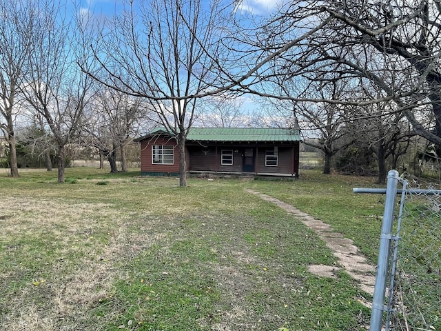 view of front of property featuring a front yard