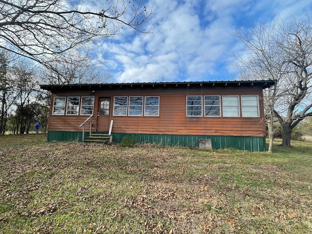 view of front of house with a front lawn