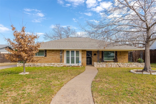 single story home with a front lawn