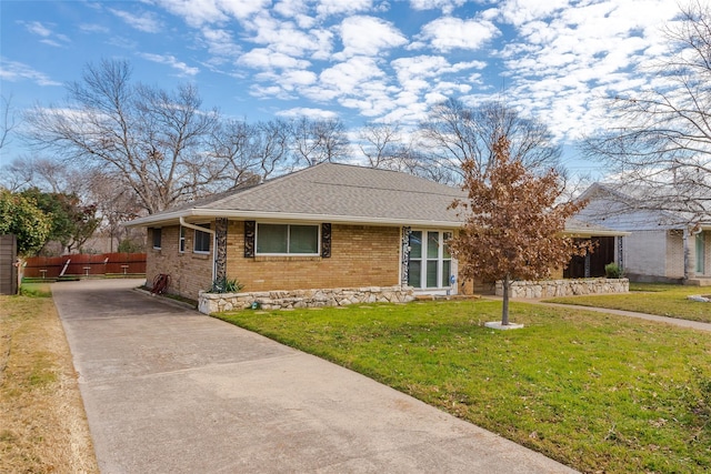 ranch-style home featuring a front lawn