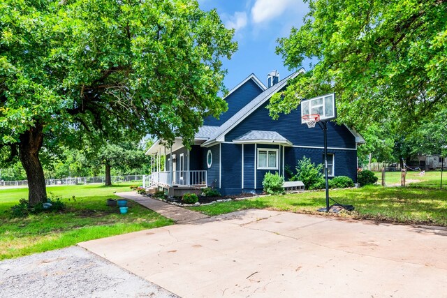 view of front of house with a porch and a front lawn