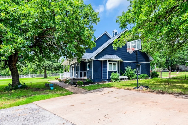 view of front of home with a porch and a front lawn