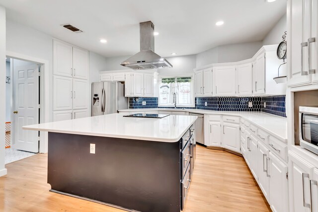 dining area featuring an inviting chandelier, crown molding, and light hardwood / wood-style floors