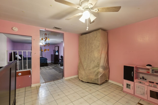 unfurnished room featuring ceiling fan