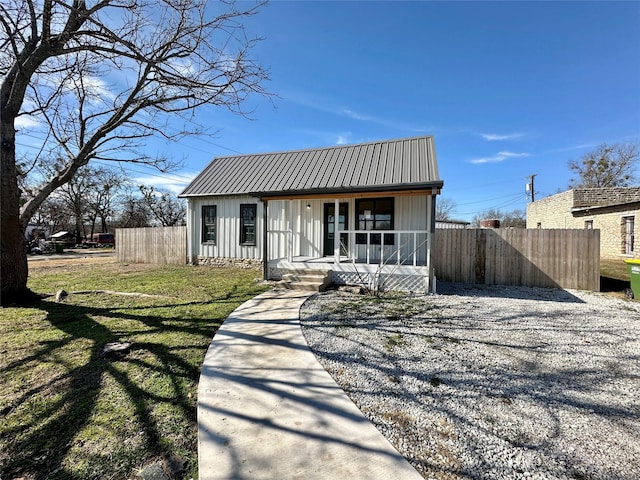 view of front of property featuring a front lawn