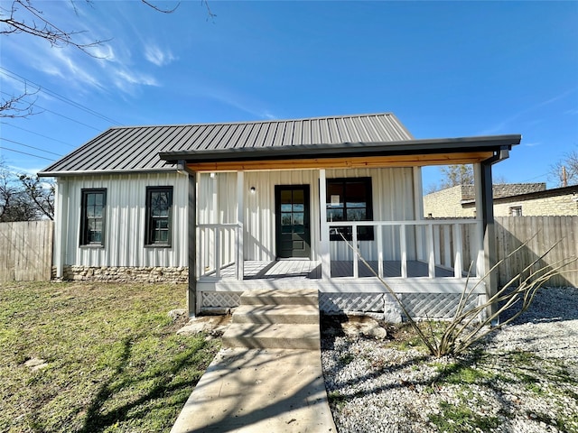 view of front of property with a front lawn and covered porch