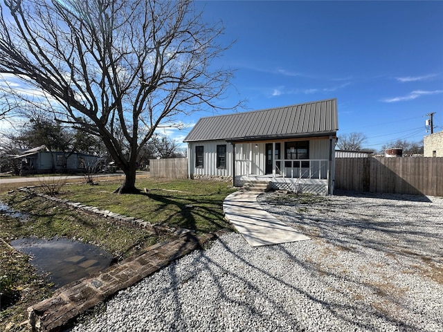 view of front of property with a front yard