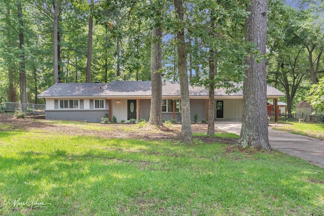 ranch-style house featuring a front yard