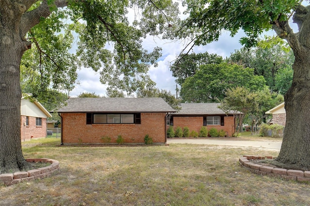 Listing photo 2 for 306 Rosedale Dr, Gainesville TX 76240