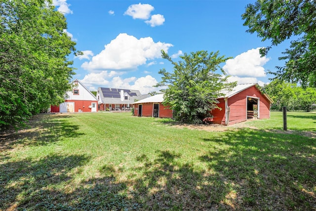 view of yard featuring an outbuilding