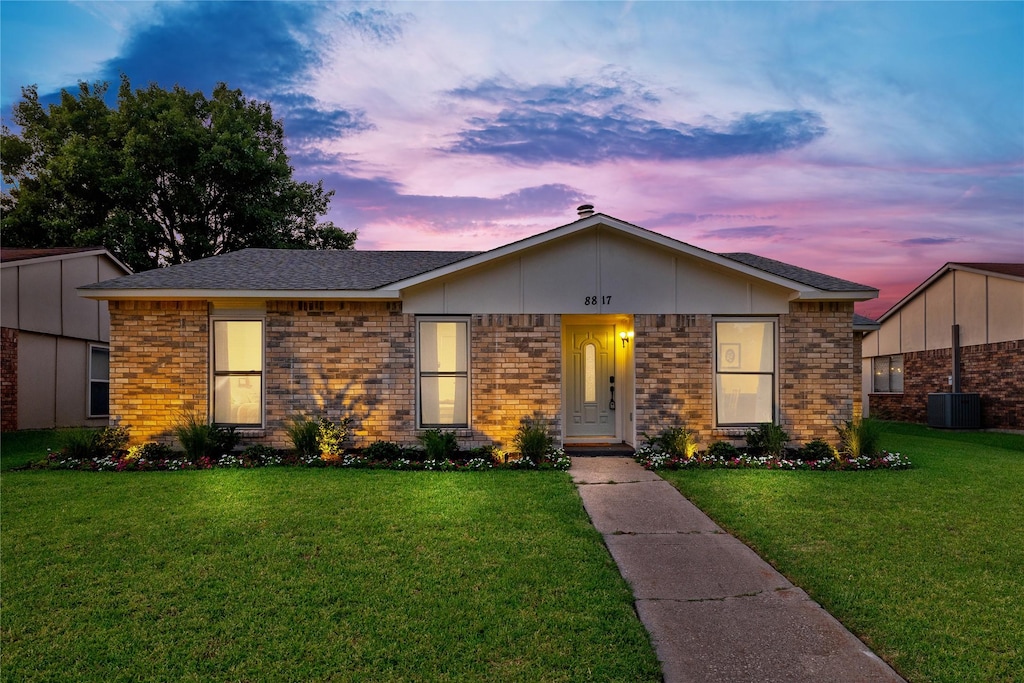 ranch-style home featuring a lawn