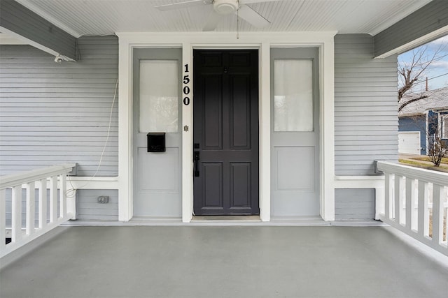 property entrance featuring ceiling fan