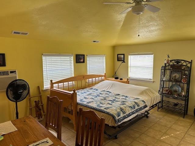 bedroom featuring ceiling fan and a textured ceiling