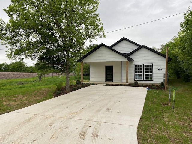 view of front of house with a front lawn