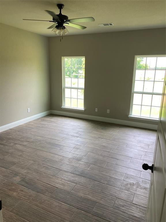 empty room featuring ceiling fan