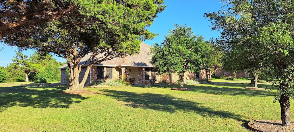 view of front facade with a front yard